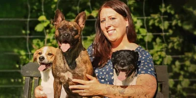 Mein Hund juckt und kratzt sich - Was hilft?